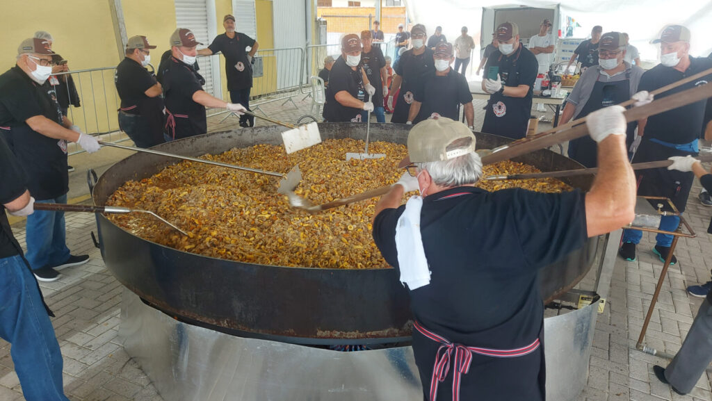 9º Festival do Camarão de Porto Belo retorna com shows nacionais e o famoso risotão de 1,5 tonelada a partir desta quarta-feira (16/10). Evento já superou as expectativas e reuniu mais de 35 mil pessoas no primeiro fim de semana