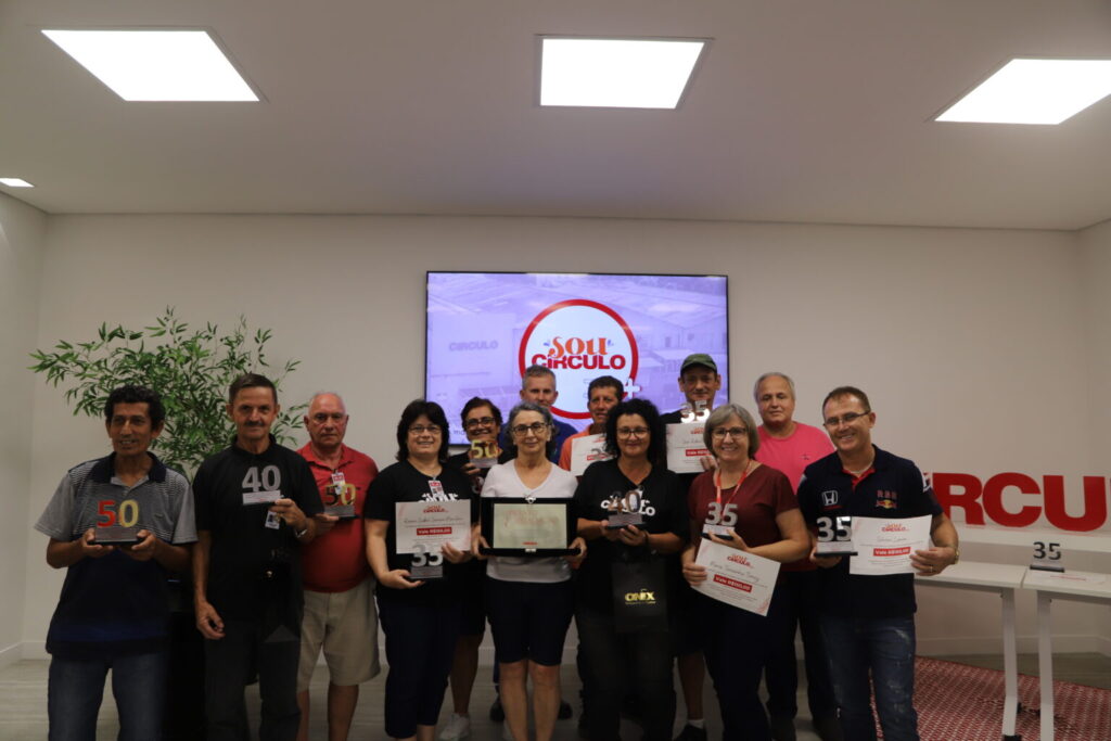 Círculo homenageia colaboradores com mais de 30 anos de empresa