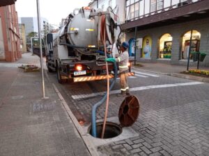Mais de 120 quilômetros de rede de esgoto em Blumenau passaram por limpeza preventiva em 2024