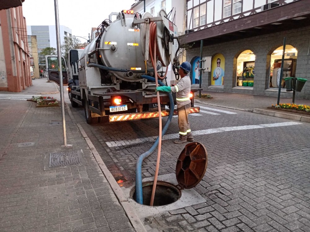 Mais de 120 quilômetros de rede de esgoto em Blumenau passaram por limpeza preventiva em 2024