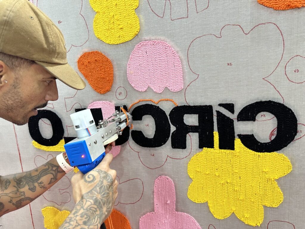 Artista cria painel em tempo real utilizando técnica de tufting na Rio Artes Manuais 