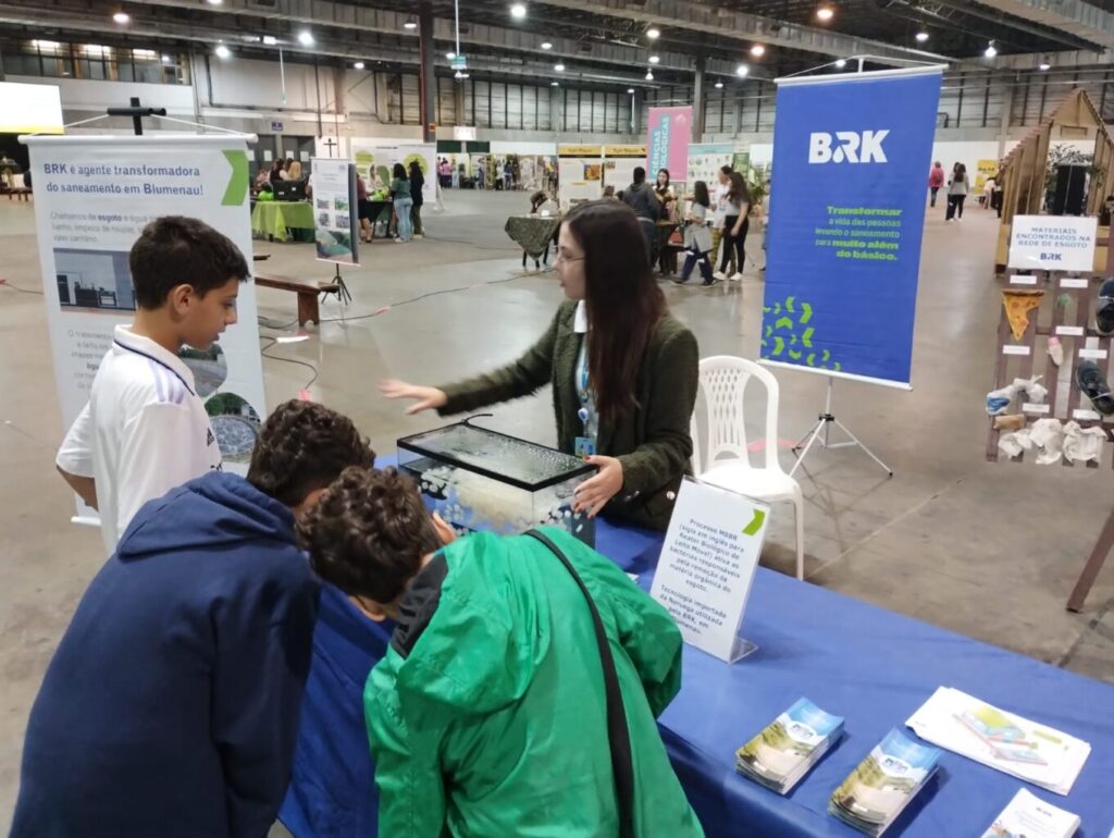 BRK Ambiental promove ação educativa sobre esgoto e inicia programa SaneiaBlu em Blumenau