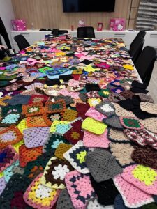 Círculo doa mantas confeccionadas por colaboradores ao Lar Pequeno Anjo. Foram produzidos mais de mil quadradinhos de crochê, que se transformaram em 13 mantas