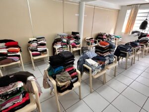 Campanha do Agasalho 2025 | Teka arrecada mais de 1,5 mil peças e realiza doações para colaboradores e Prefeitura de Blumenau