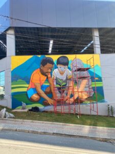 Fachada da Rede Cooper no Bairro Água Verde ganha cores com arte urbana