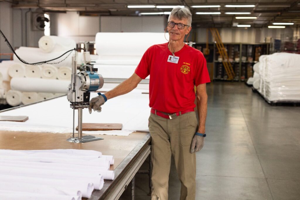 Teka homenageia colaborador que completou 50 anos de empresa