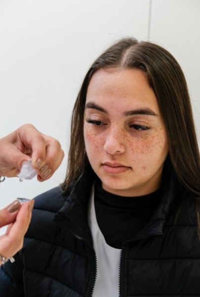 Setembro Safira reforça a importância do cuidado com as lentes de contato