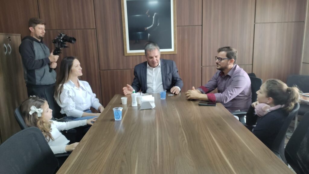 Família realiza a entrega da doação na AMT