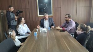 Família realiza a entrega da doação na AMT