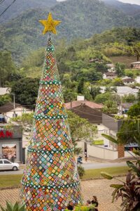Maior árvore de crochê do Brasil está em Santa Catarina. Instalada em Rodeio, obra artesanal celebra imigração italiana e promete atrair turistas para a região
