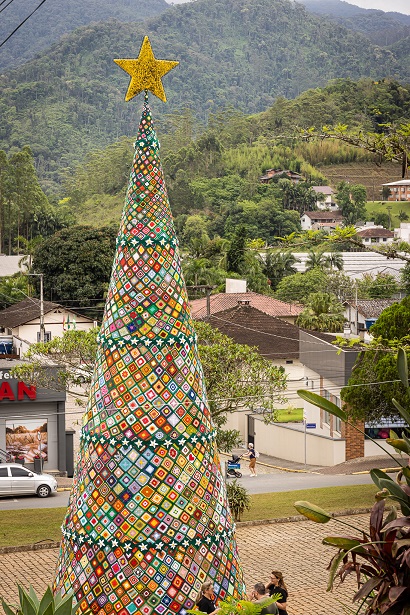 Maior árvore de crochê do Brasil está em Santa Catarina. Instalada em Rodeio, obra artesanal celebra imigração italiana e promete atrair turistas para a região