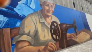 Pintura artística no muro da Teka celebra 100 anos da empresa e é entregue à comunidade 