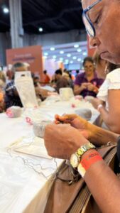 Aulas gratuitas de crochê, tricô e amigurumi são oferecidas na 18ª Rio Artes Manuais