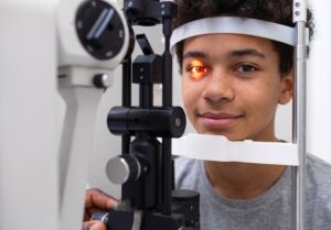 Coçar os olhos pode acelerar doença ocular.