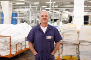 Indústria têxtil abre 70 vagas para auxiliar de produção