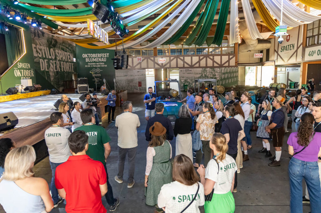 Os bastidores das maiores festas brasileiras serão revelados em Blumenau.