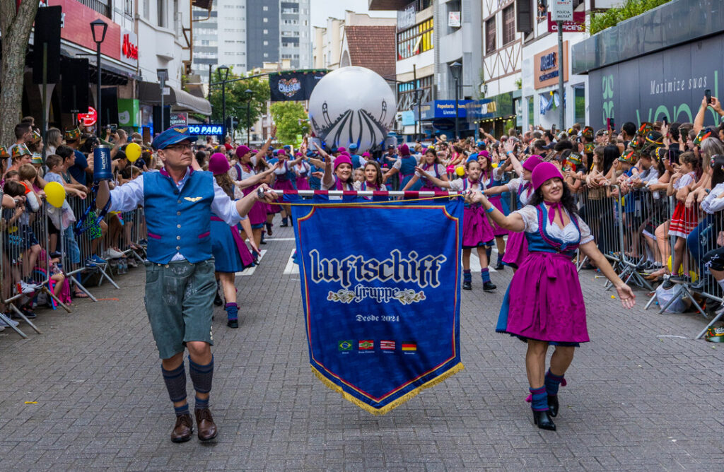 Luftschiff Gruppe celebra três anos na Oktoberfest Blumenau revivendo a história dos dirigíveis na Rua XV de Novembro.